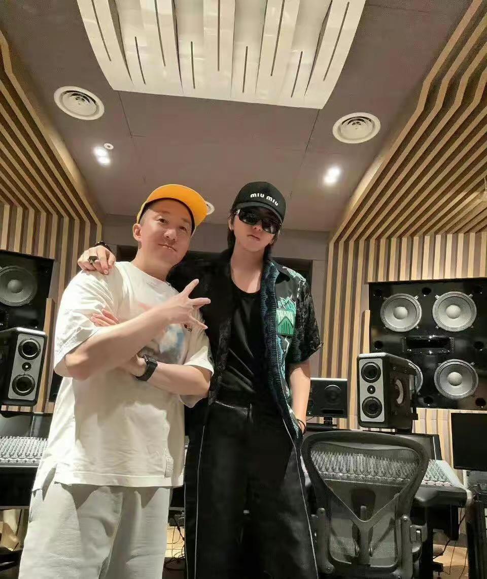 蔡徐坤:专注音乐事业 蔡徐坤与yg的词曲创作人choice37合照,配文"