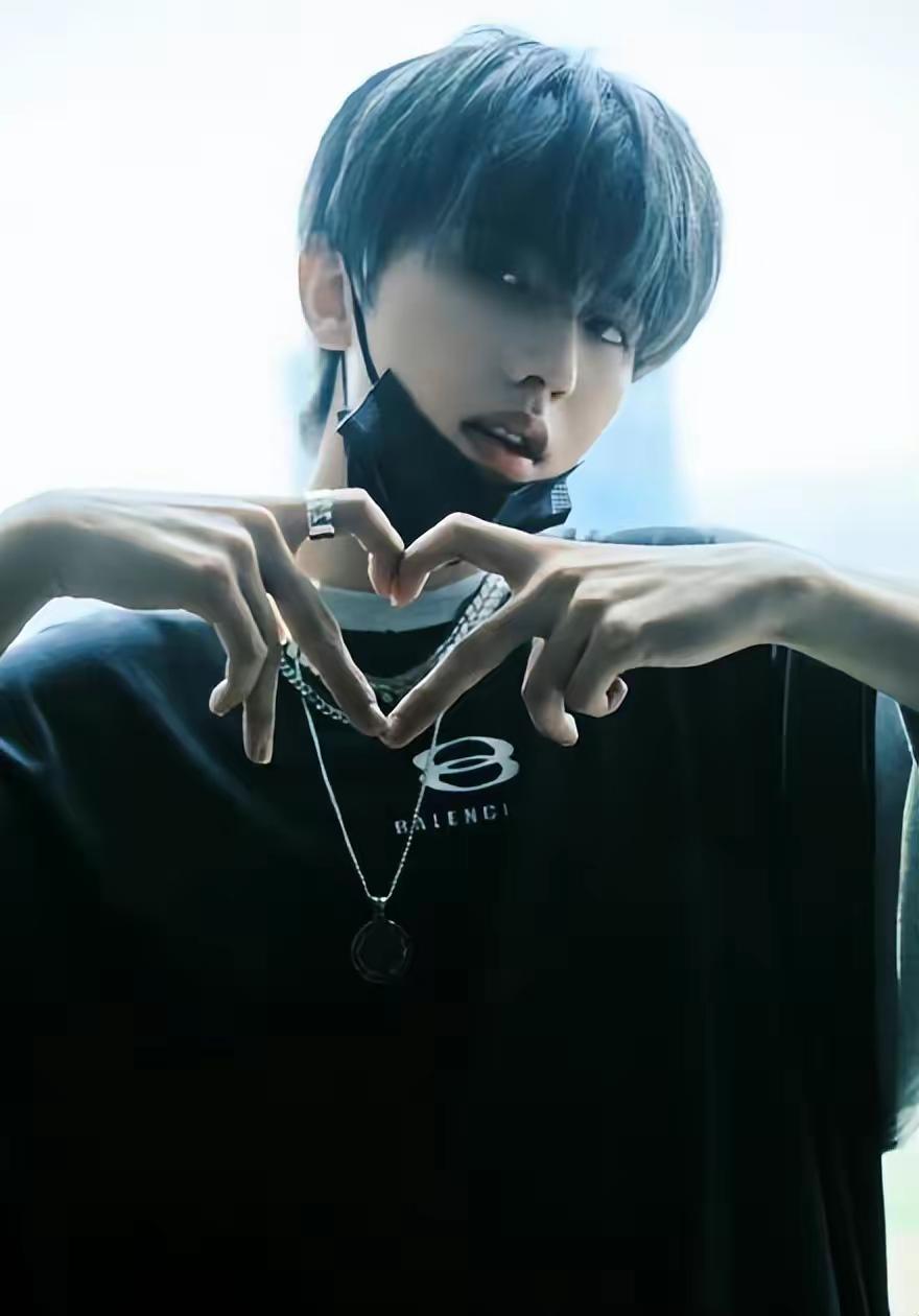 蔡徐坤:专注音乐事业 蔡徐坤与yg的词曲创作人choice37合照,配文"