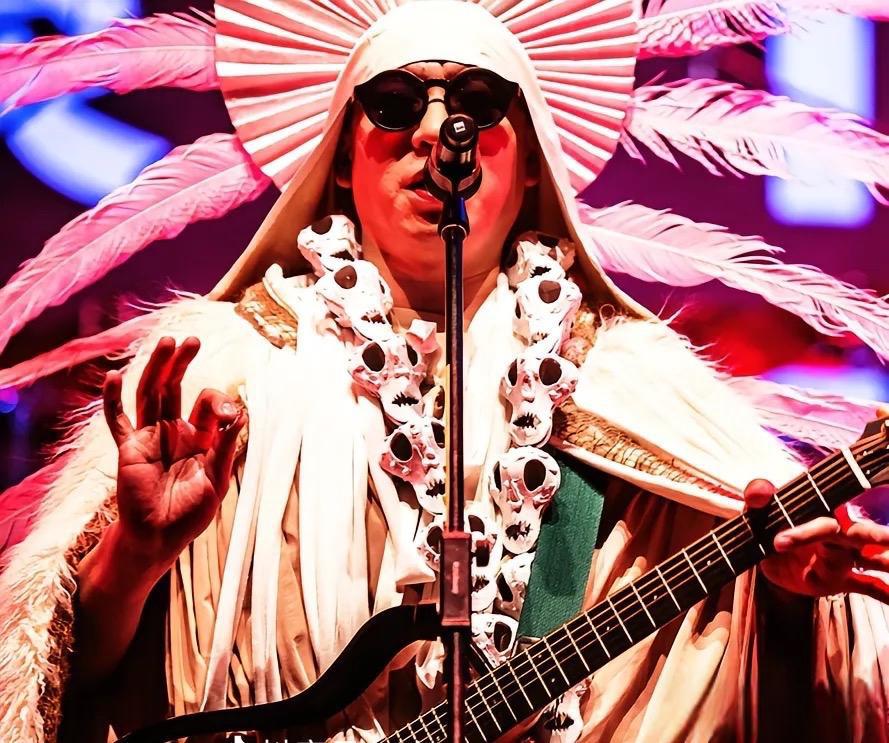 二手玫瑰:化浓妆的原因 中国著名摇滚乐队二手玫瑰在一场演出中再次