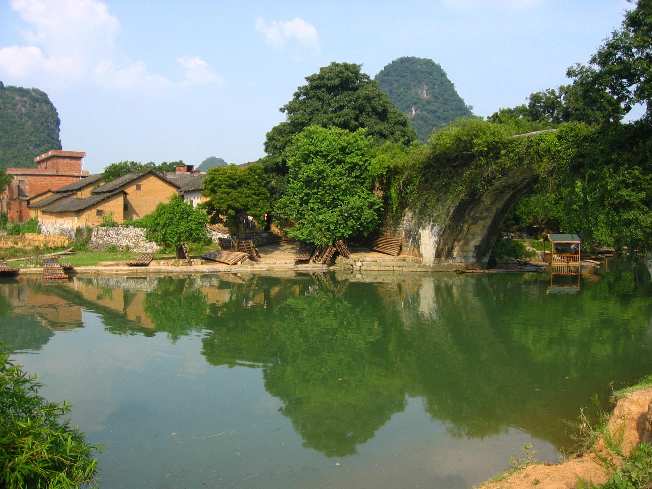 遇龙河景区,桂林的美丽后花园 遇龙河景区位于中国广西桂林市阳朔县