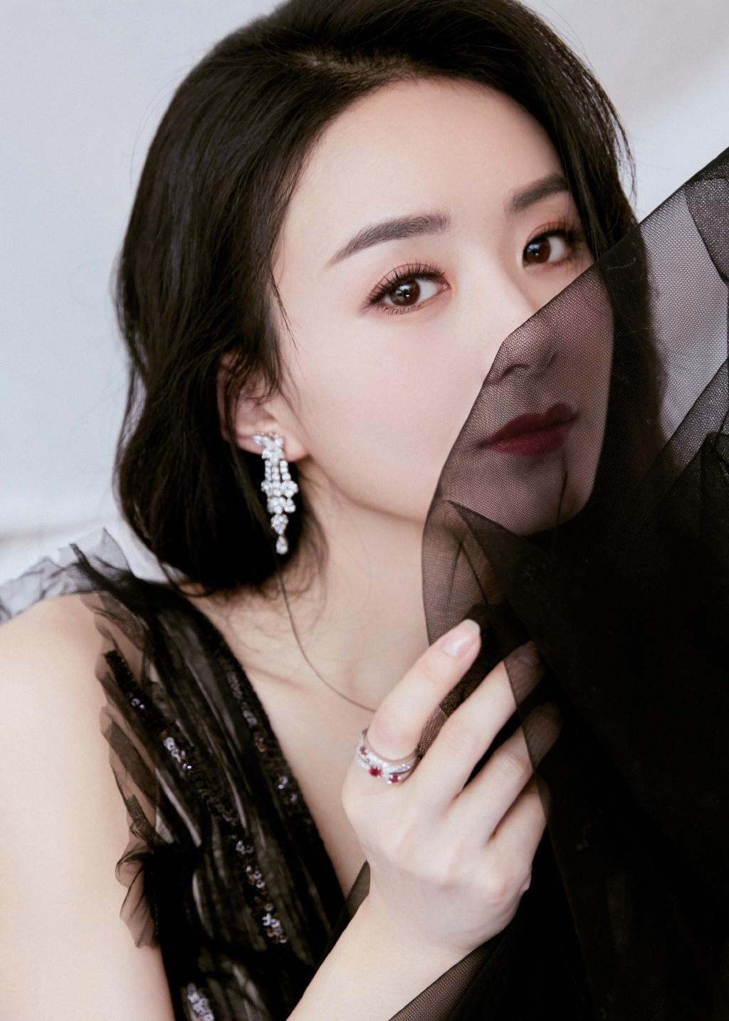 母爱的柔情与耐心 赵丽颖在访谈中首次公开谈到了她的4岁儿子想想,并