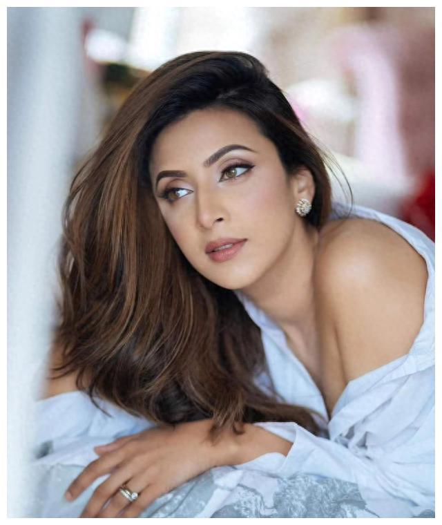 业界双馨美女:米娅·哈利法的故事 米娅·哈利法是一名混血美国黎巴嫩