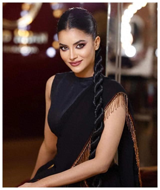 业界双馨美女:米娅·哈利法的故事 米娅·哈利法是一名混血美国黎巴嫩