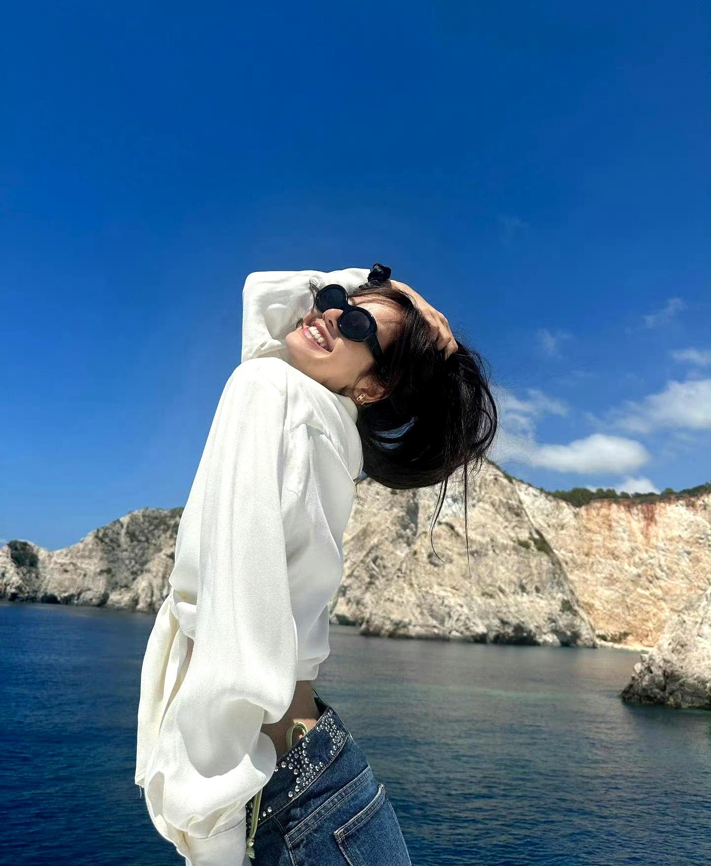 的泳装背影 blackpink成员lisa更新了一张泳装背影照,她身穿比基尼,在