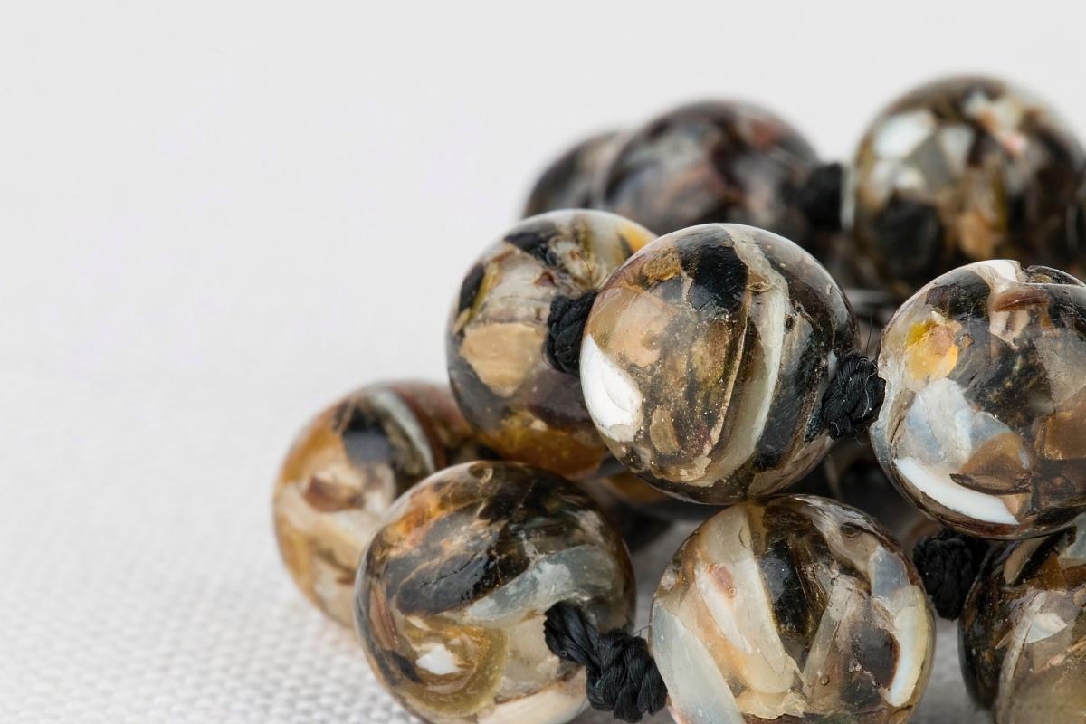 女子称老公吃贻贝吐出多颗珍珠 浙江丽水的柳女士网购贻贝后,发现老公