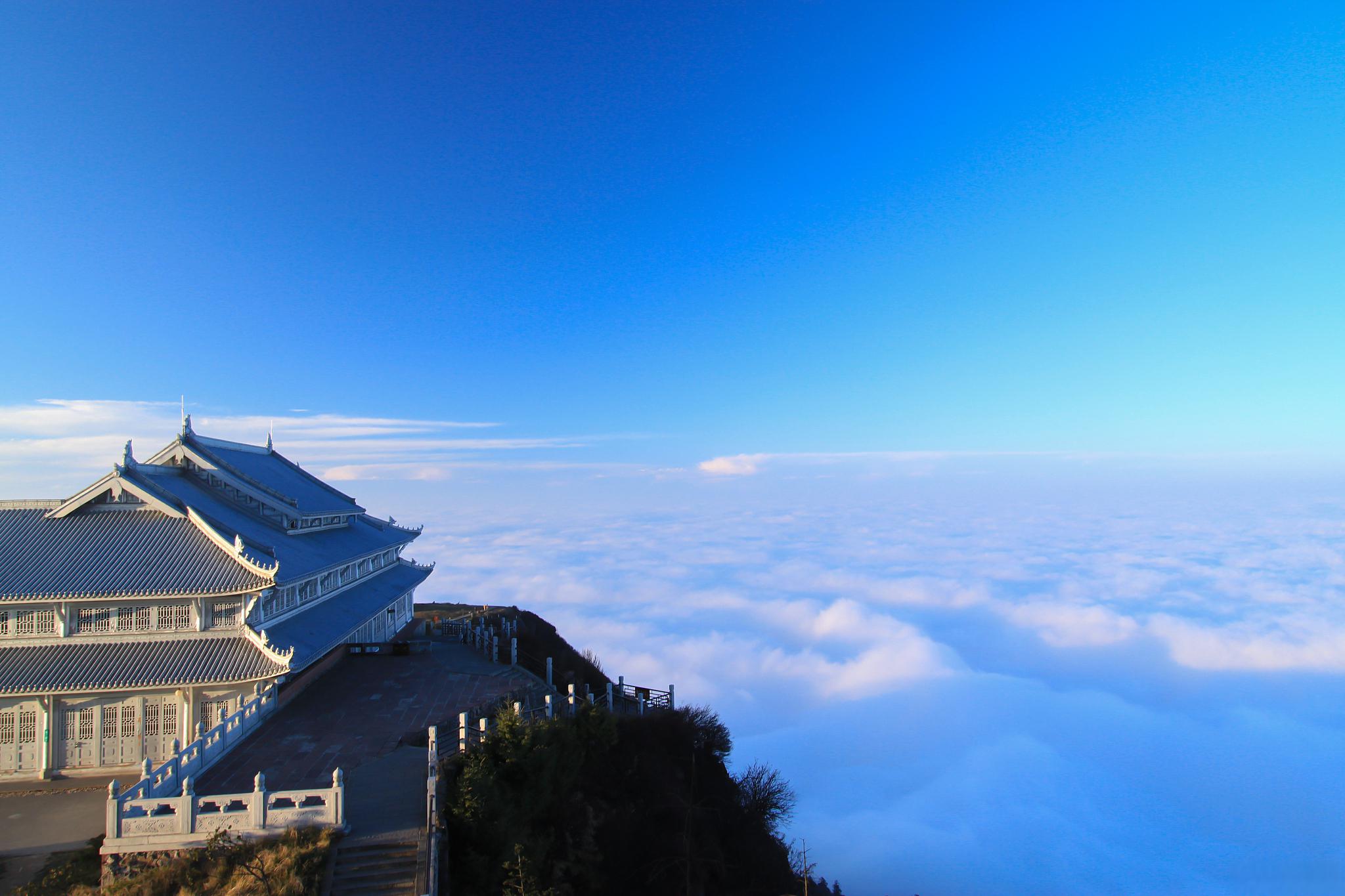 峨眉山,位于中国四川省,是中国四大佛教名山之一,以其陡峭的地势