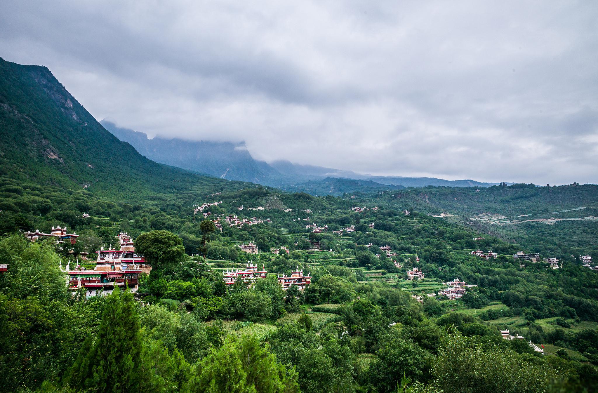 探寻甲居藏寨的美与神秘 在中国的四川省丹巴县,有一片神秘而美丽的