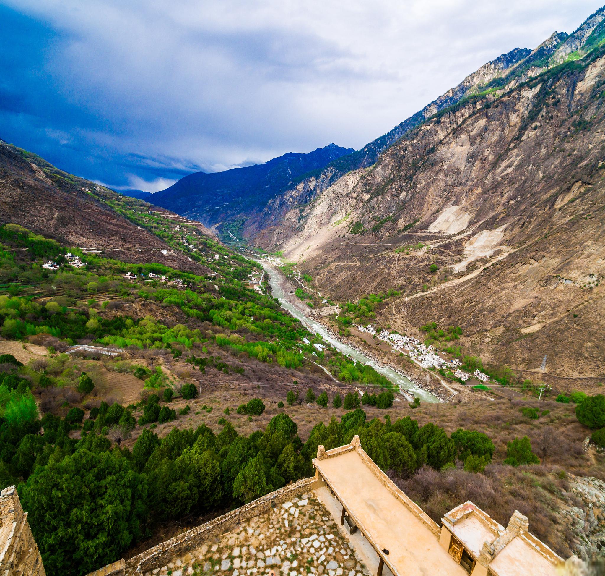 探寻甲居藏寨的美与神秘 在中国的四川省丹巴县,有一片神秘而美丽的