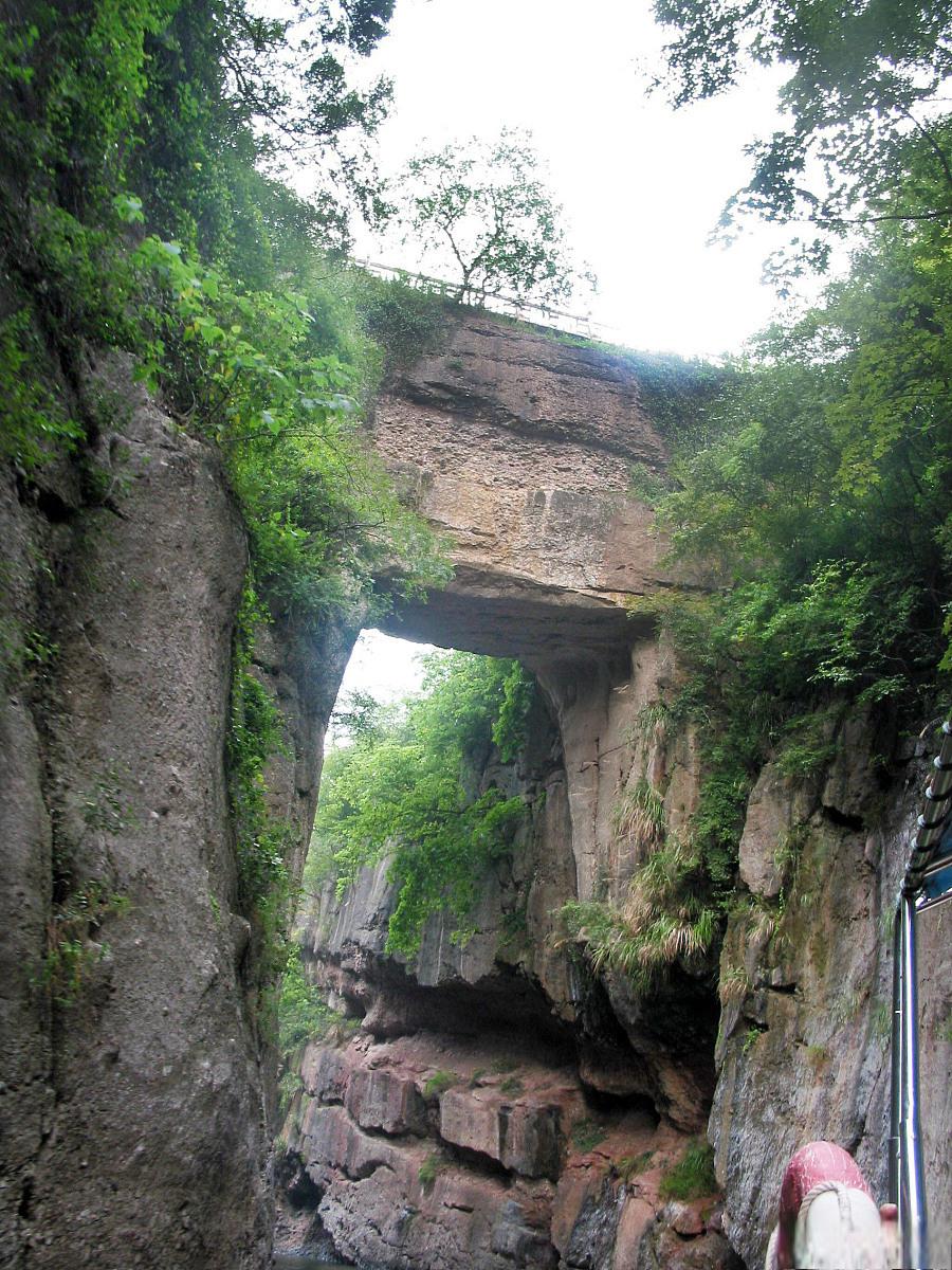 南京天生桥景区 南京天生桥景区位于南京市溧水区,是江苏地区著名的