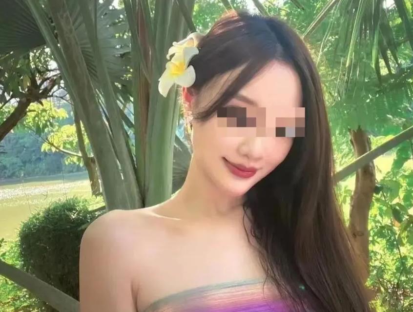 李小璐:擦边女明星 李小璐因"夜宿门"事件被网友指责成为"渣女"的代