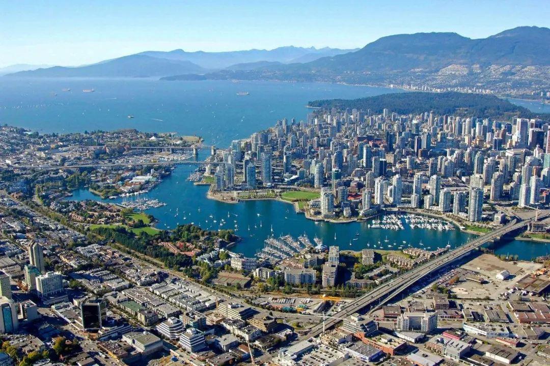 温哥华,被誉为加拿大的明珠,是一个位于加拿大西海岸的城市