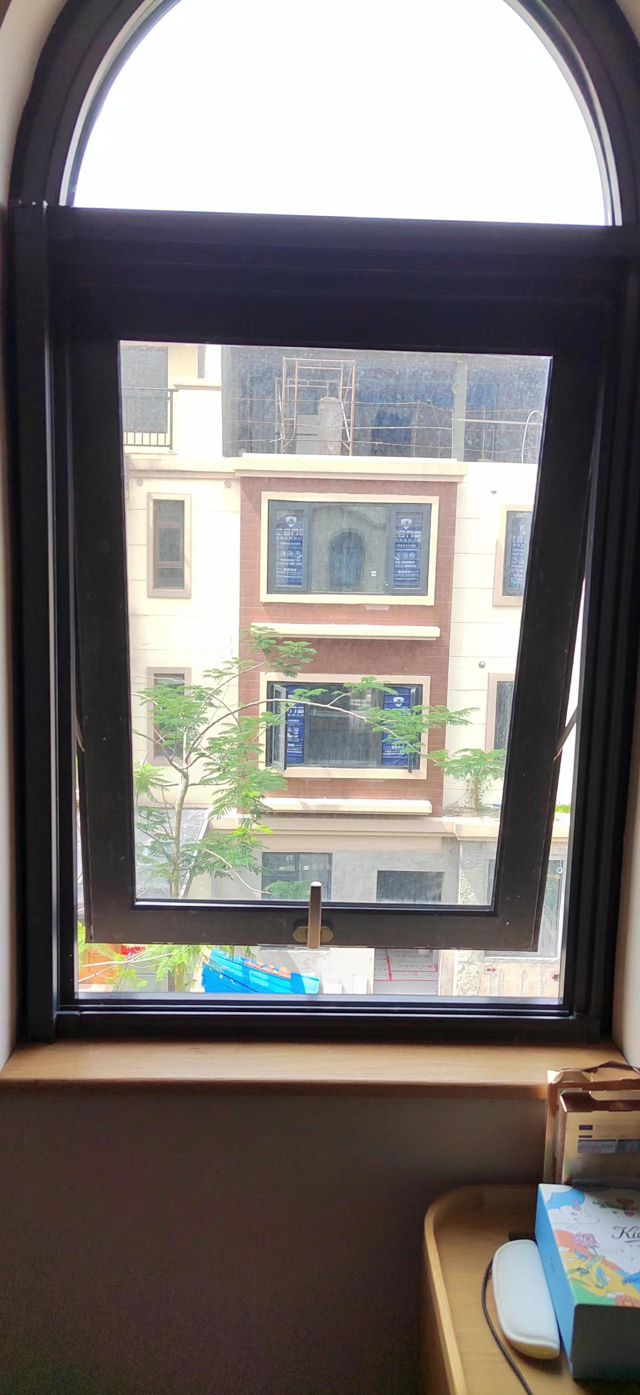 隐形纱窗是一种常用于户外环境的窗户装饰产品,它可以有效地阻挡撼骀