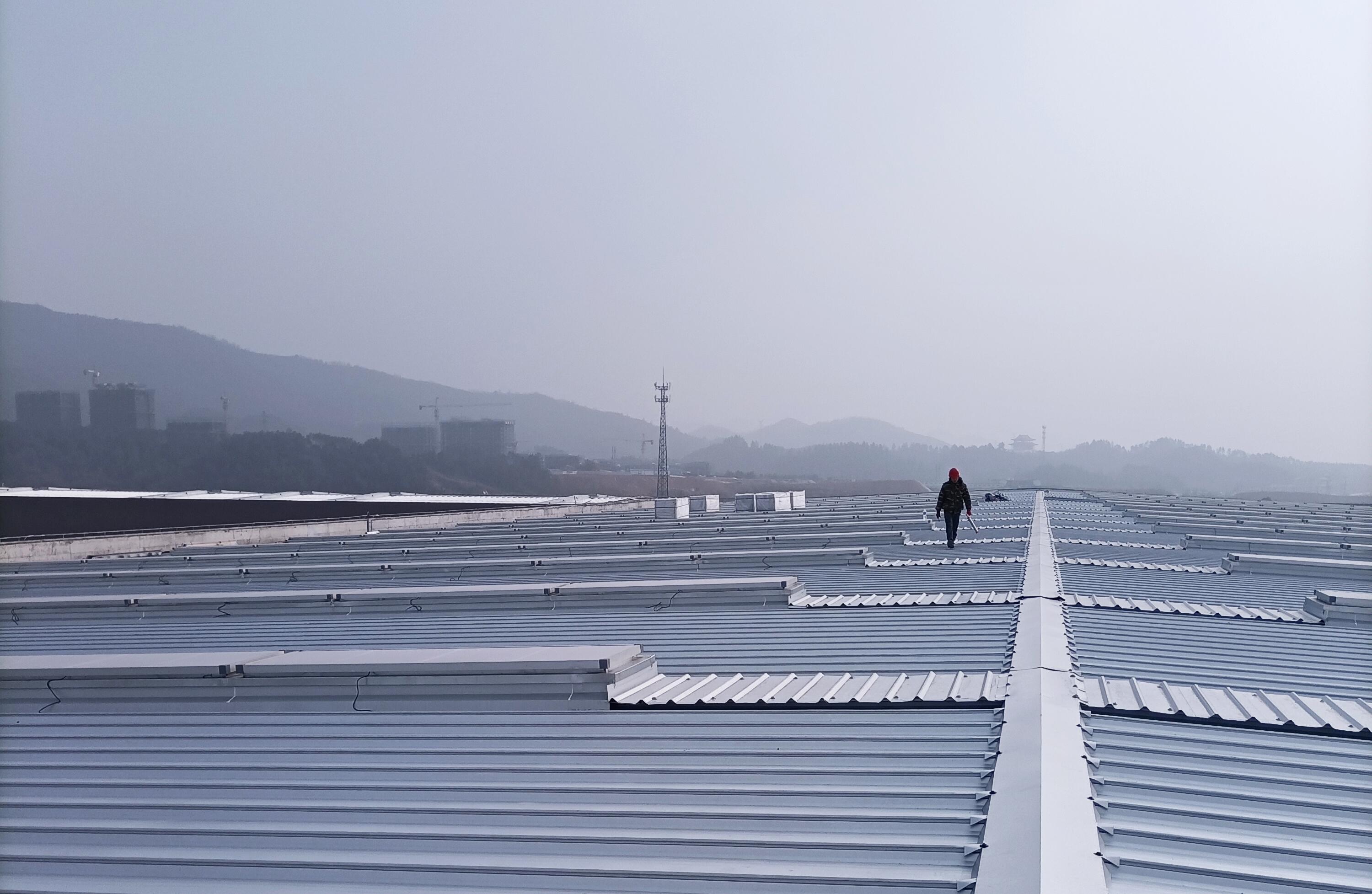 一字型排烟天窗是广泛应用于工业厂房屋顶的通风设备,以其出色的通风