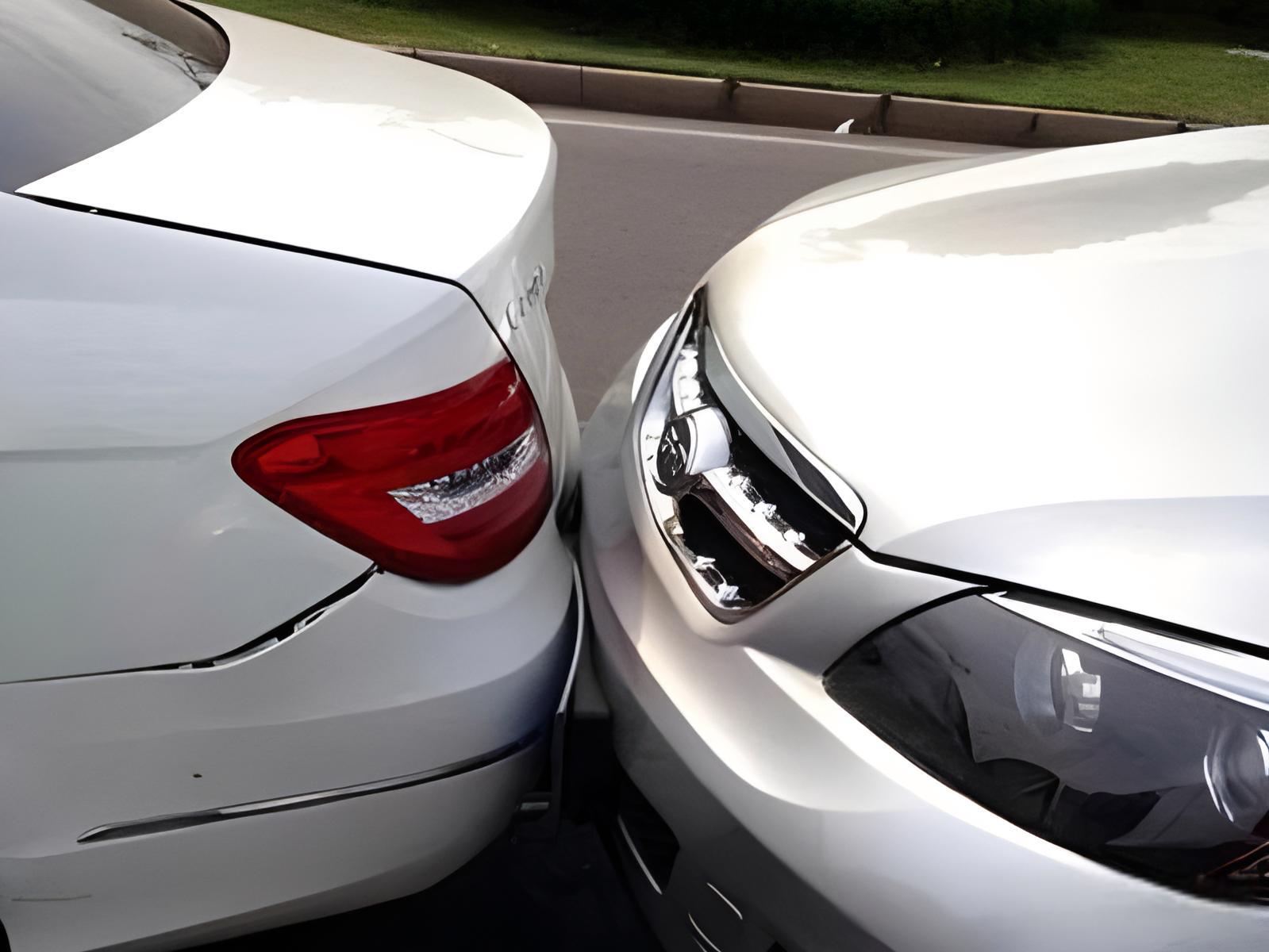 前车油量耗尽 后车司机看手机撞上 一起沪陕高速的严重交通事故引发了