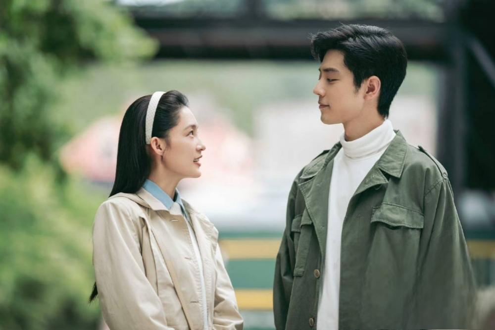 王一博与李沁新剧合作 王一博和李沁合作演出了一部民国新剧《金色