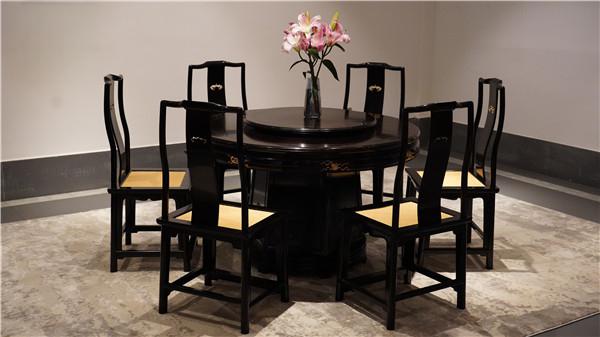 紫光檀家具的特点和价值 紫光檀,又名东非紫光檀,密度高达1:3;紫光檀