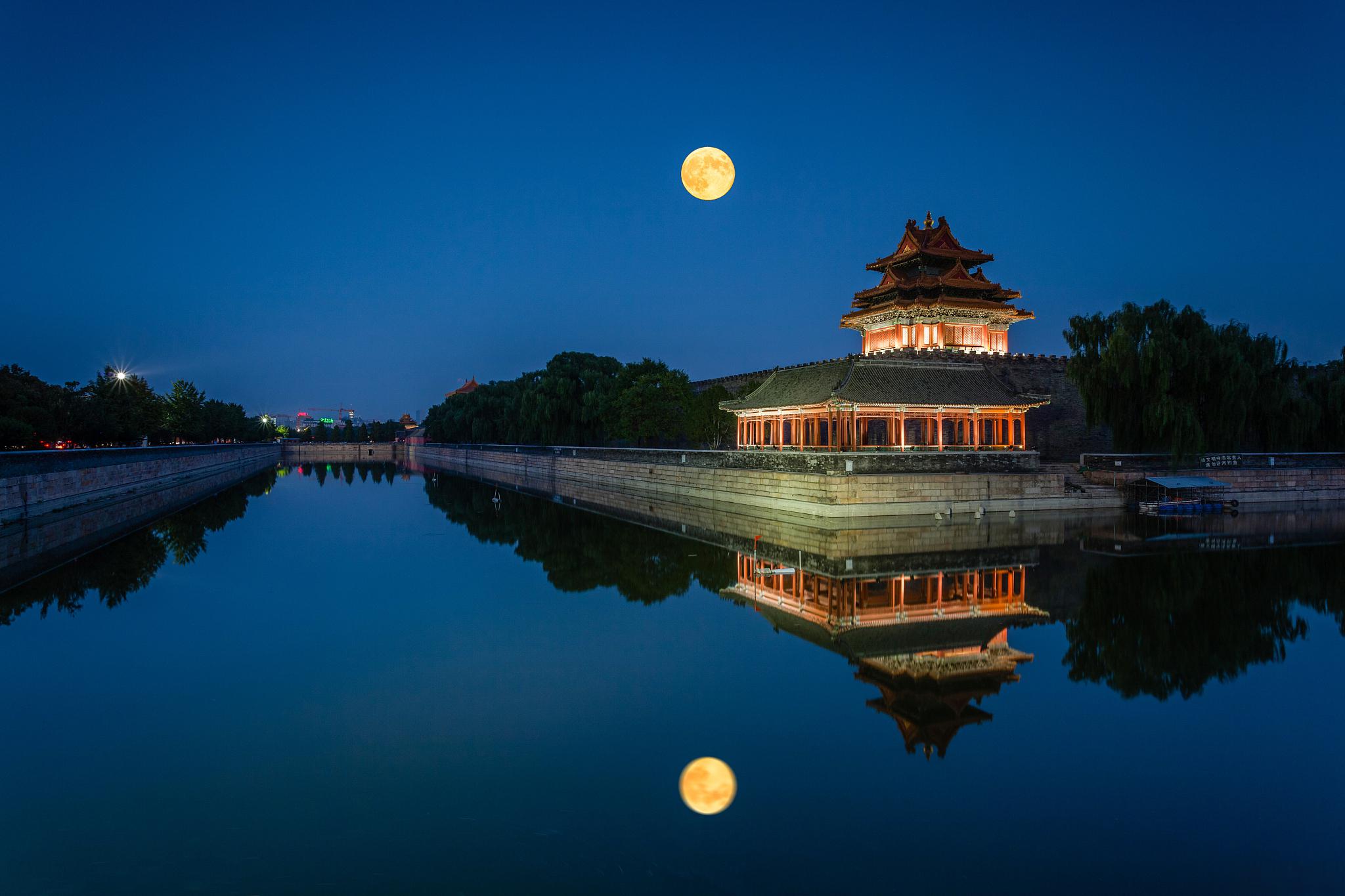 北京夜景之旅 在满月的光辉下,北京的夜晚呈现出无与伦比的魅力.