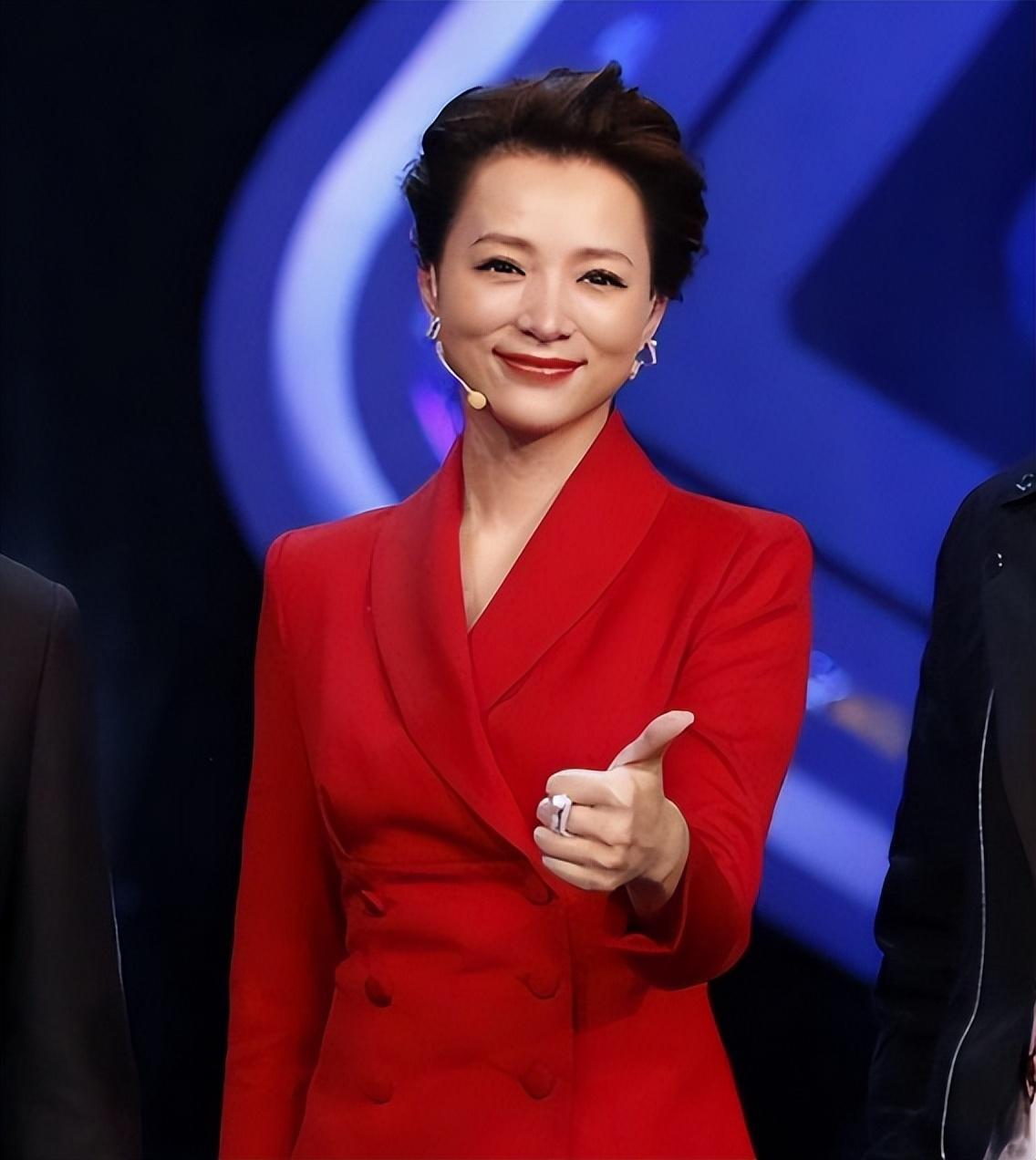 董卿的人生传奇:从贫困到辉煌 董卿从贫困到辉煌,经历了很多挫折,但她