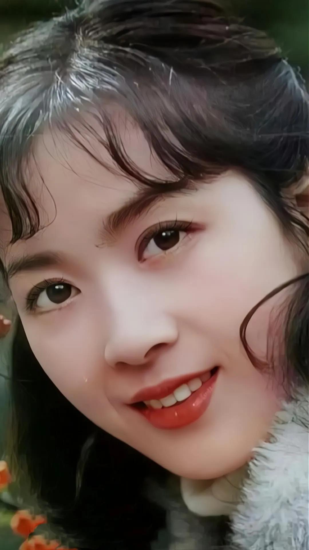 龚雪:一眼千年的女神 龚雪是一位美丽的女演员,她的美是"手如柔荑,肤