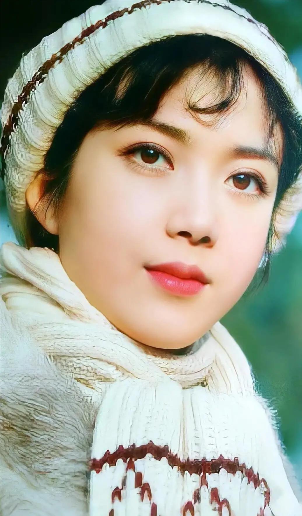 龚雪:一眼千年的女神 龚雪是一位美丽的女演员,她的美是"手如柔荑,肤