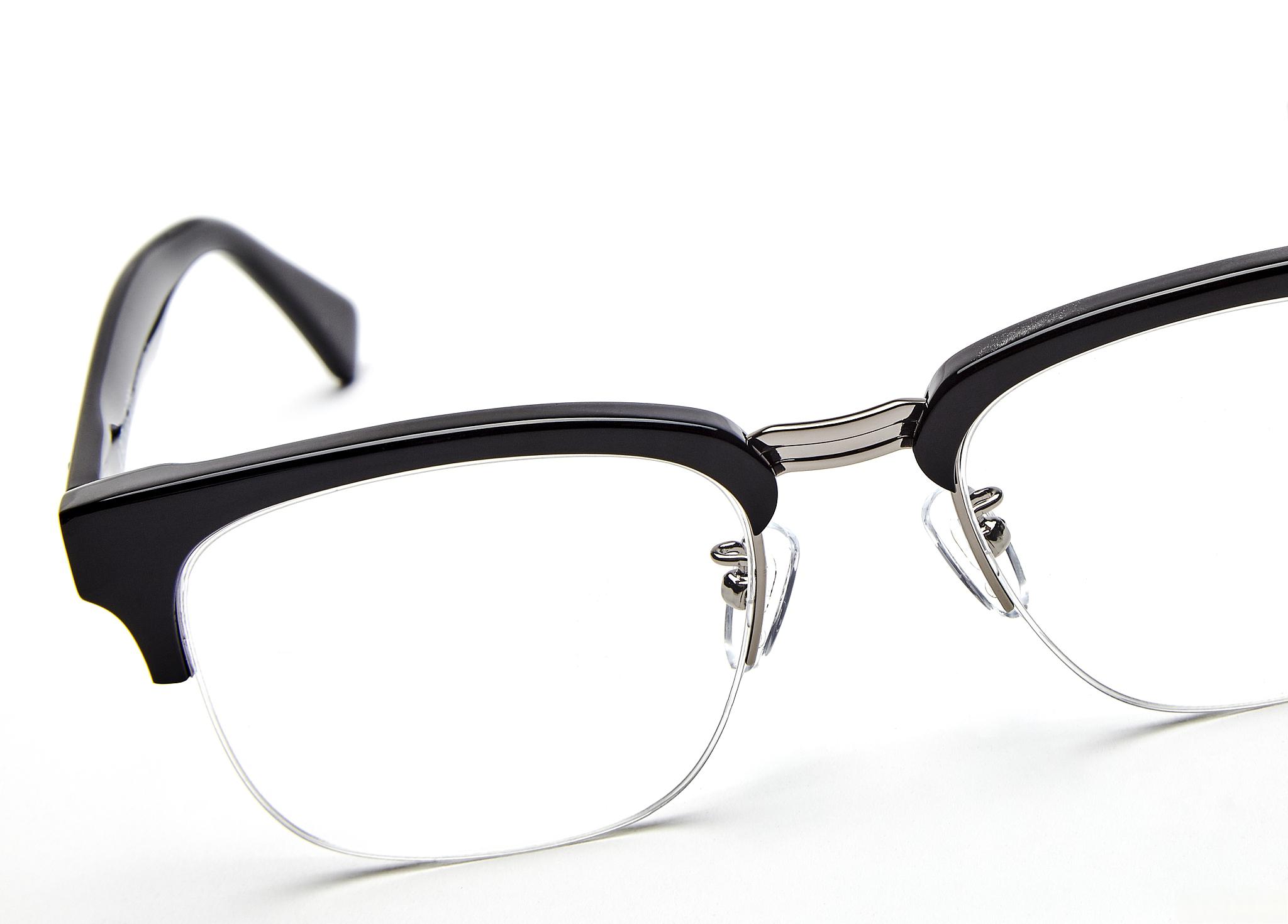 近视眼镜是近视患者常用的矫正工具,但不同种类的近视眼镜适合不同的