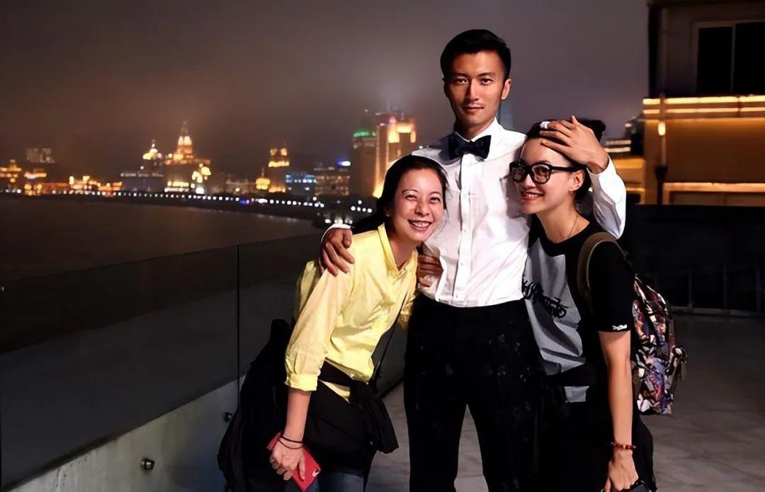 霍汶希是谢霆锋的经纪人,带红过容祖儿,twins,捧红了谢霆锋,手握几十