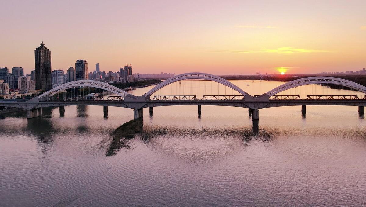 秋日松花江两岸美景 2023年10月11日,黑龙江省哈尔滨市,松花江两岸