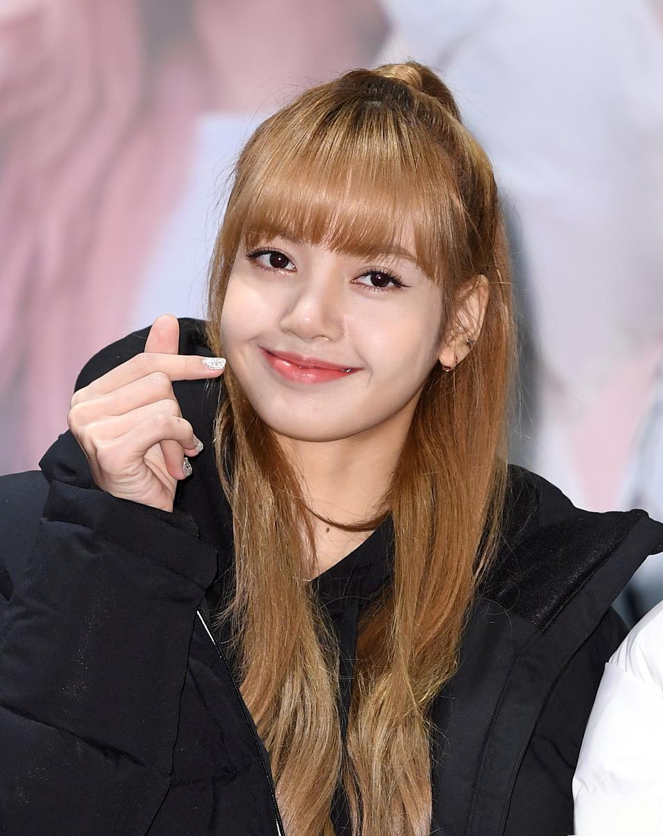 lisa疑似与绯闻男友家族同游 lisa被拍到与绯闻男友的家族成员一起