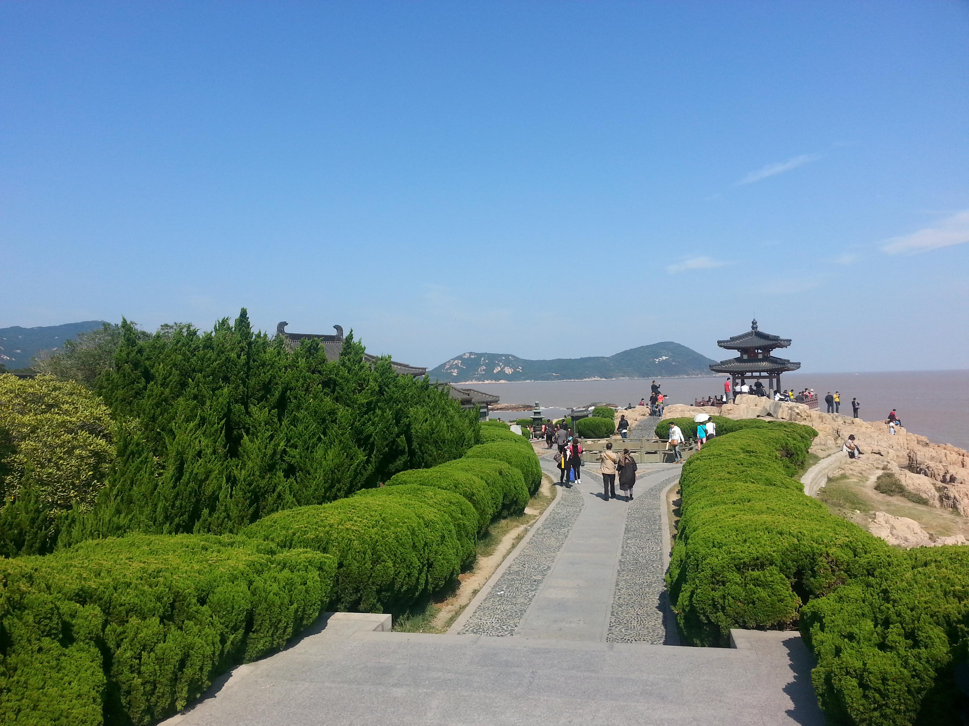 普陀山的美 普陀山位于浙江省杭州湾口南缘,舟山群岛东部海域,拥有得