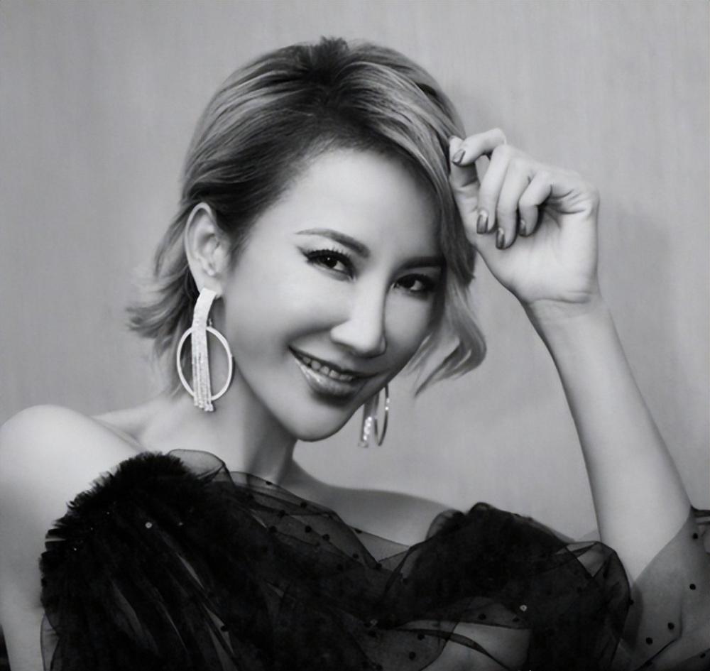 主持人乐嘉勇敢发声 主持人乐嘉勇敢站出来,发表长文为已故女歌手李玟