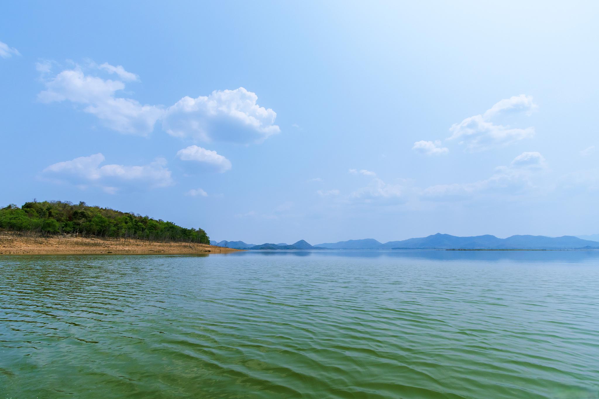 万佛湖景区:一片宁静的世外桃源 位于安徽省六安市的万佛湖景区,被誉