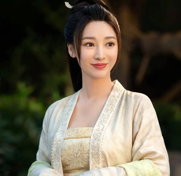 柳岩减肥过度,脸型消瘦如换脸 柳岩因为过度减肥,脸变小了,身材也因