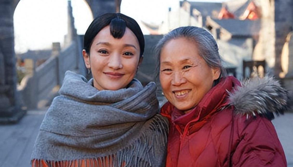 苇青:从60岁北漂到成为"百亿老太太" 苇青是一位非常出色的演员,她的