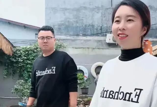 田静开播人气不足千人,直播中有弟媳捧场,田家人团结,但郭威的形象