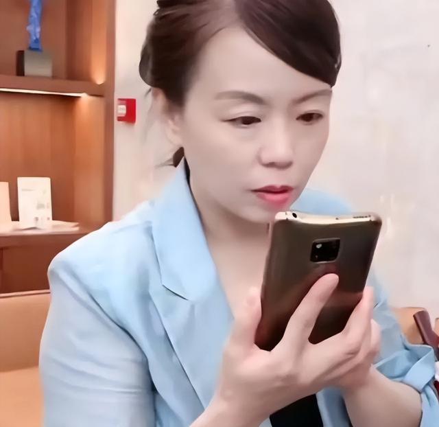 田静开播人气不足千人,直播中有弟媳捧场,田家人团结,但郭威的形象