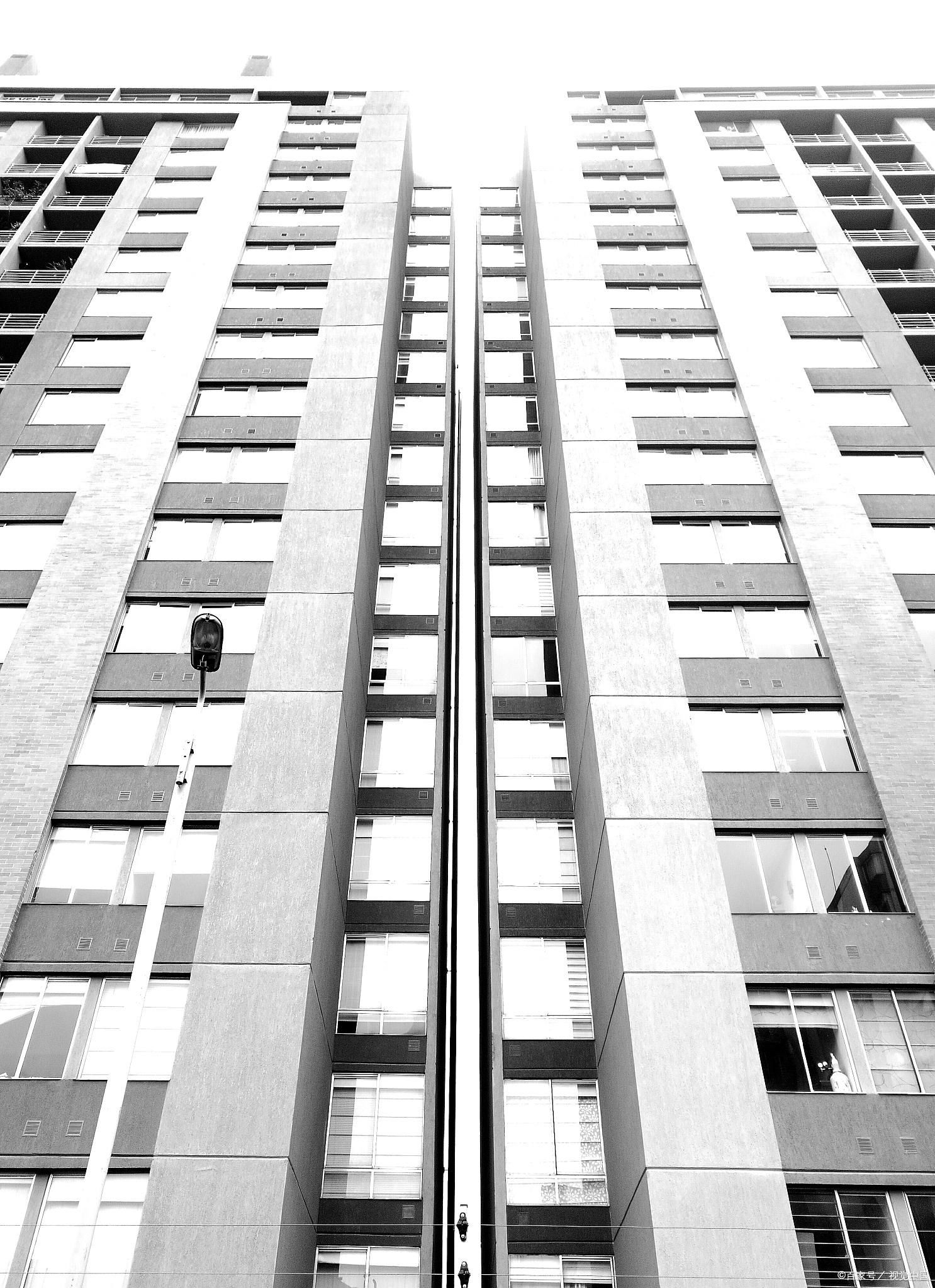 其功能是吸收建筑物因温度变化,地震等原因引起的伸缩变形,保证建筑物