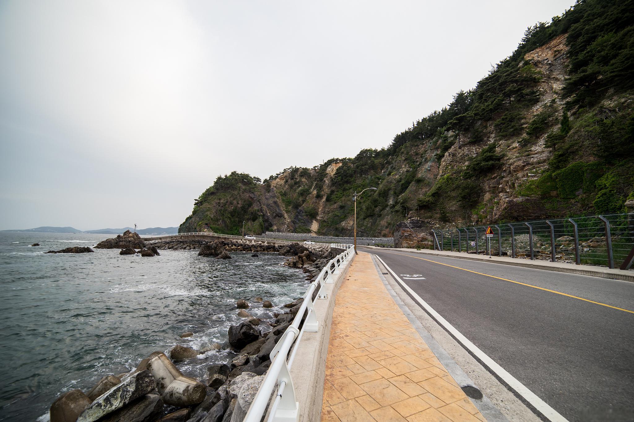 大连滨海路旅游攻略 滨海路是一条风景秀丽的海滨公路,位于大连市区