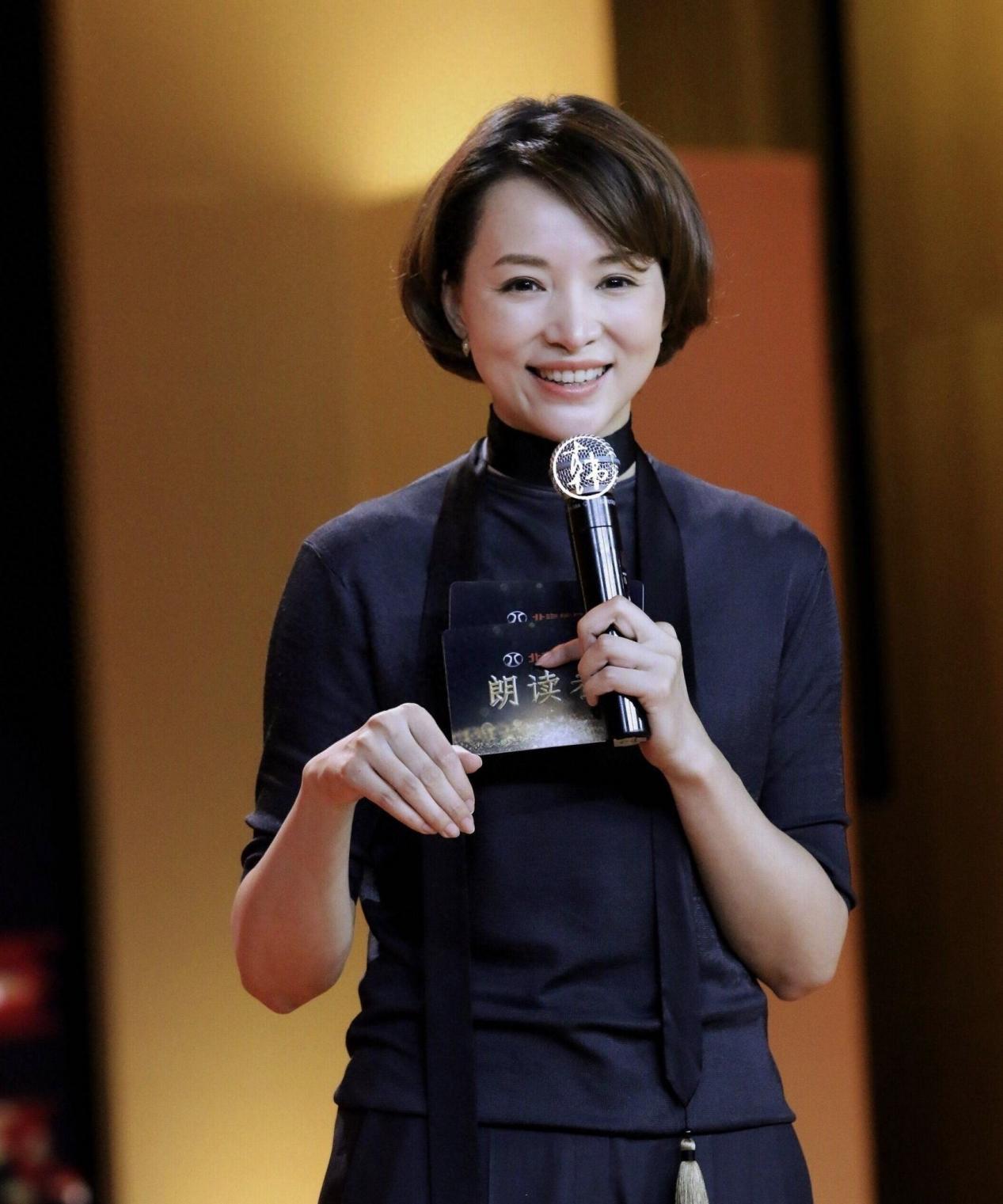 董卿:勇敢面对生活 董卿,中国电视圈的杰出代表,她的生活轨迹充满了