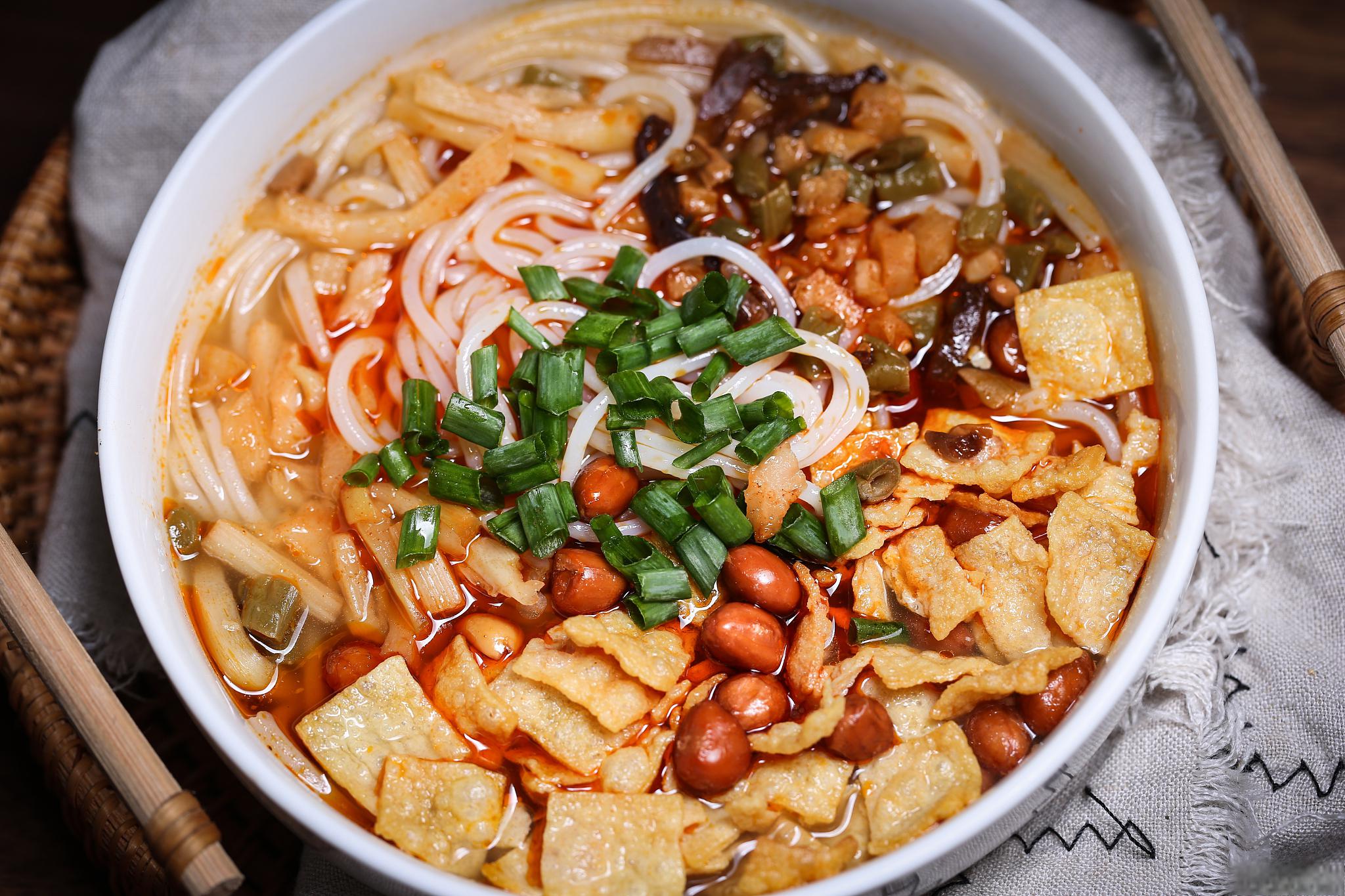 螺蛳粉是广西壮族自治区柳州市的特色小吃,由螺蛳,米粉,辣椒,香料等