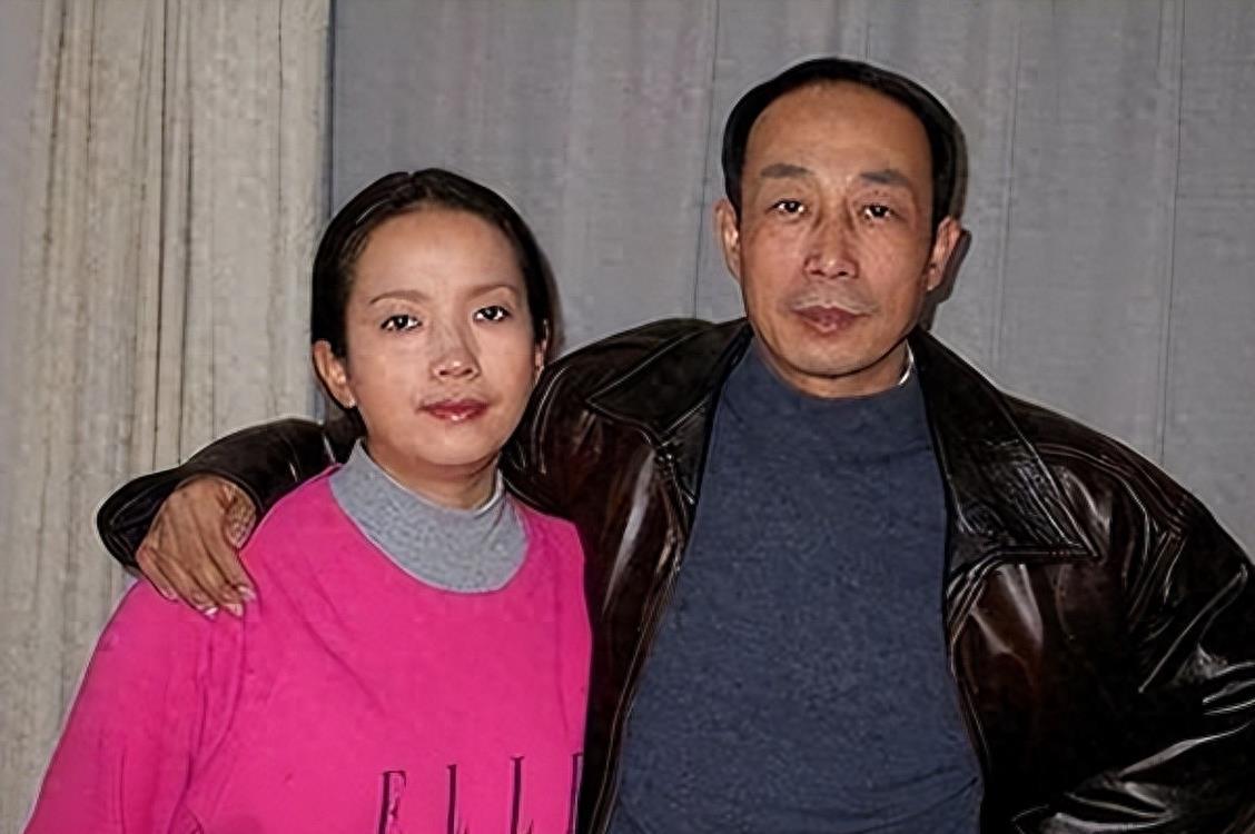吕丽萍夫妻:黄皮白心的自食恶果 吕丽萍与孙海英一家移民美国,宣扬