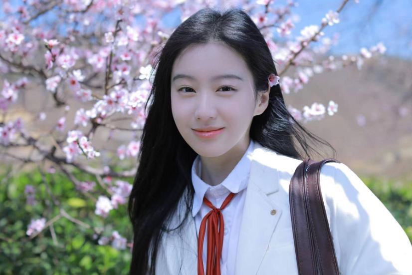 包上恩:00后崭露头角 包上恩,00后新生代艺人,以才艺和坚持打磨出了