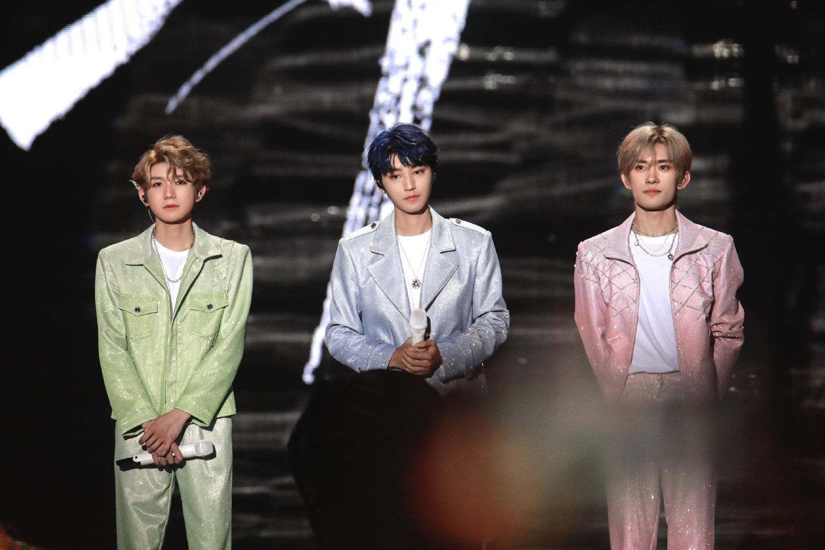 狂热粉丝 汤家凤在社交平台上对tfboys粉丝的疯狂追星行为表示强烈不