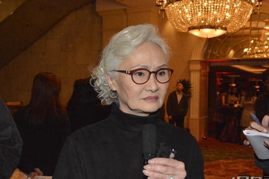 资深演员雪妮于9月27日迎来她的78岁生日,她的头发变得更加斑白,体形