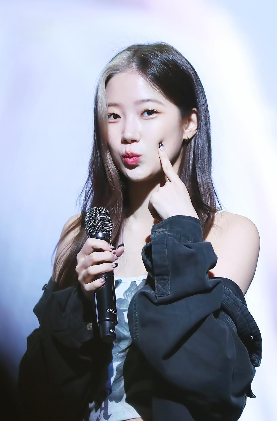 lesserafim自毁口碑 lesserafim在演唱会上假唱,成员们