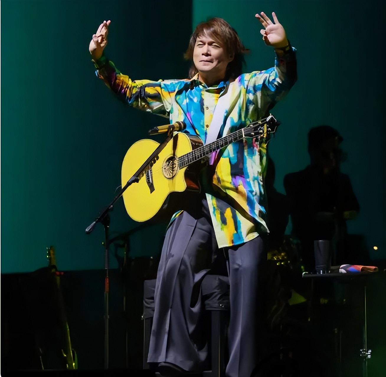 伍佰演唱会:手势指挥歌迷合唱 伍佰的音乐风格独特,糅合了多种元素