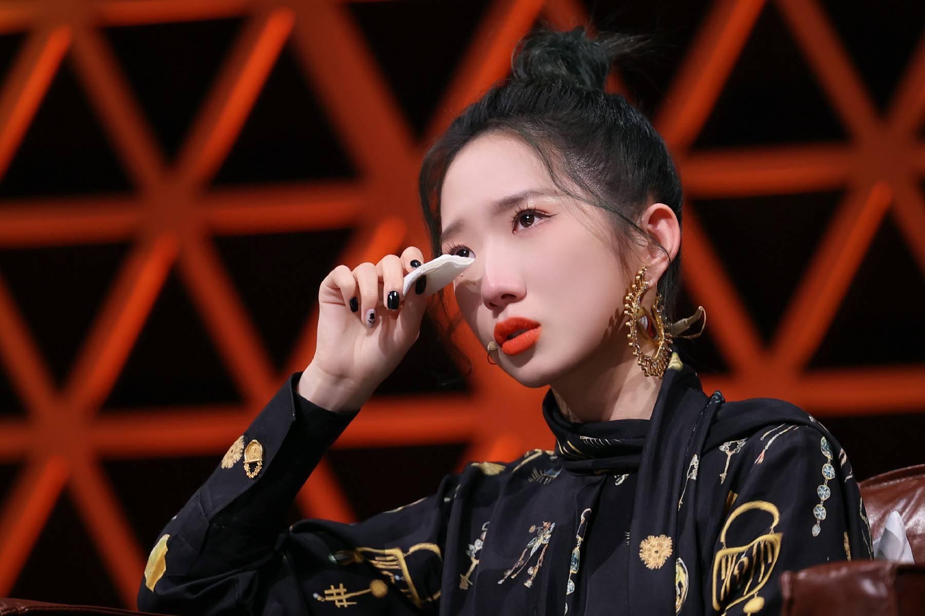 孟美岐光脚唱归途有风 孟美岐在音乐节目《乐队的夏天》总决赛上,以一