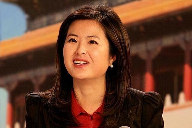 张泉灵:42岁转行成为亿万富翁 张泉灵是一位成功的跨界女性,在电视界
