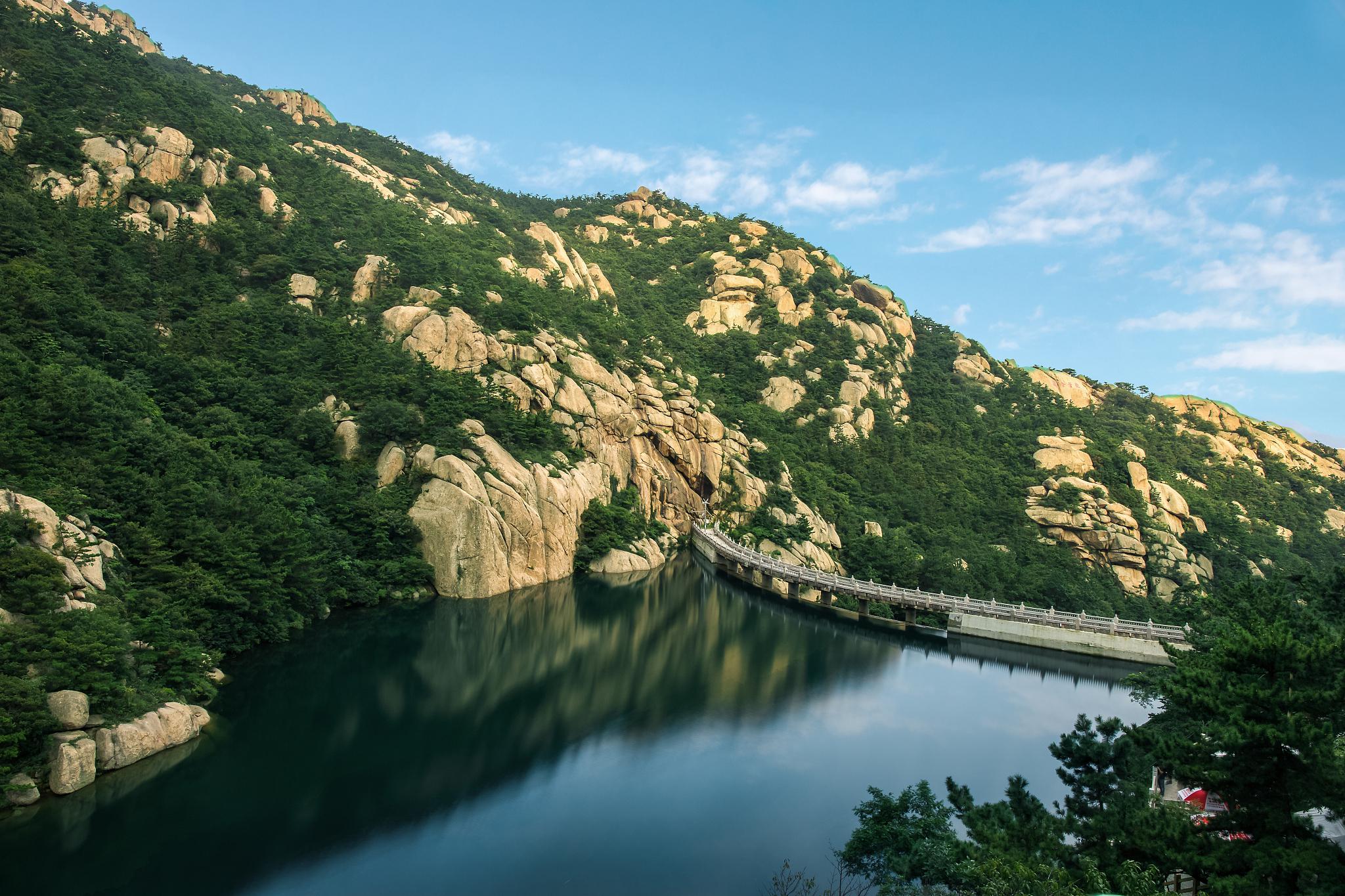 连云港位于江苏东部沿海,拥有如云台山,花果山,渔湾风景区等多处知名