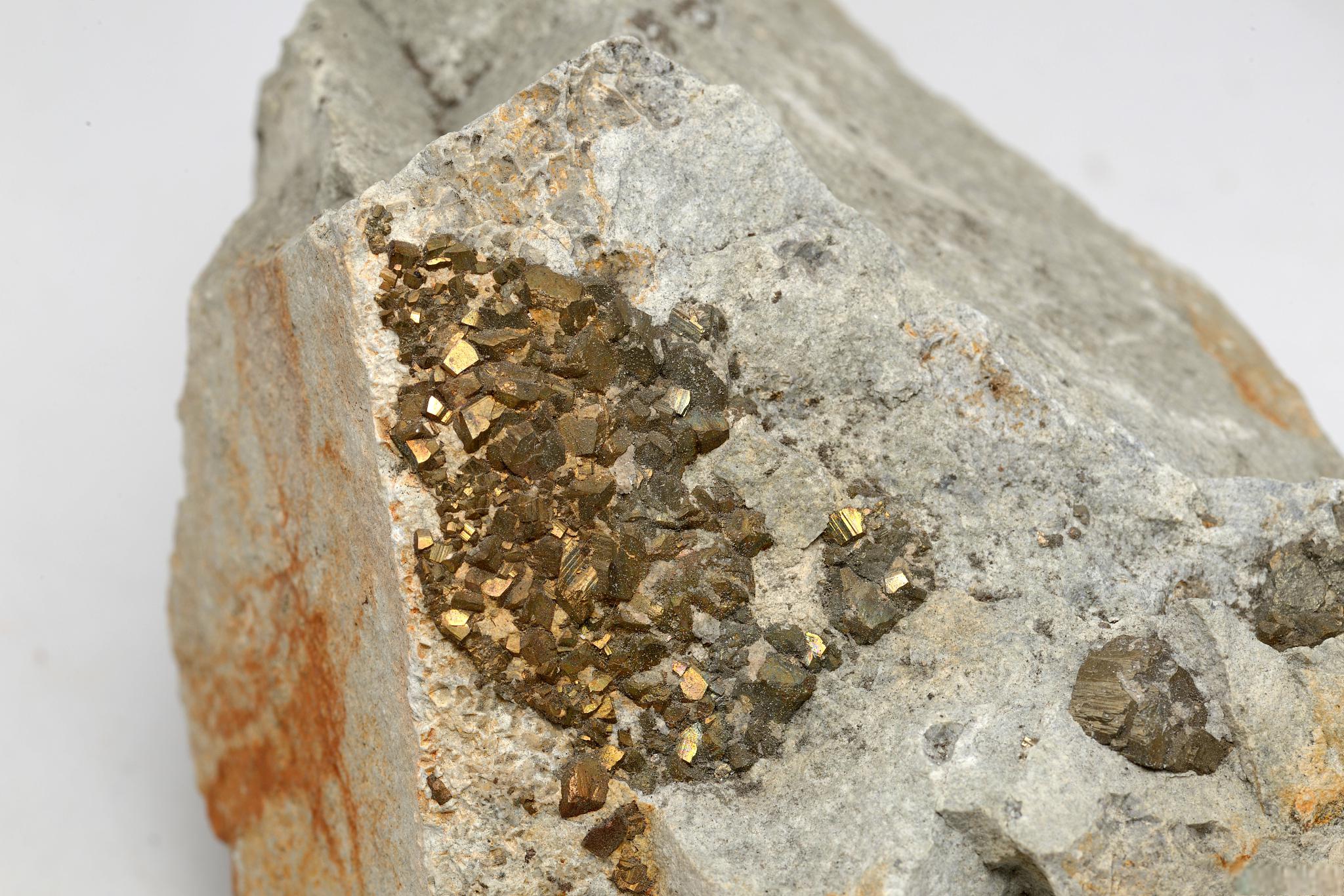 钽铁矿进口流程 钽铁矿是一种稀有金属矿物,主要用于制造电容器,合金