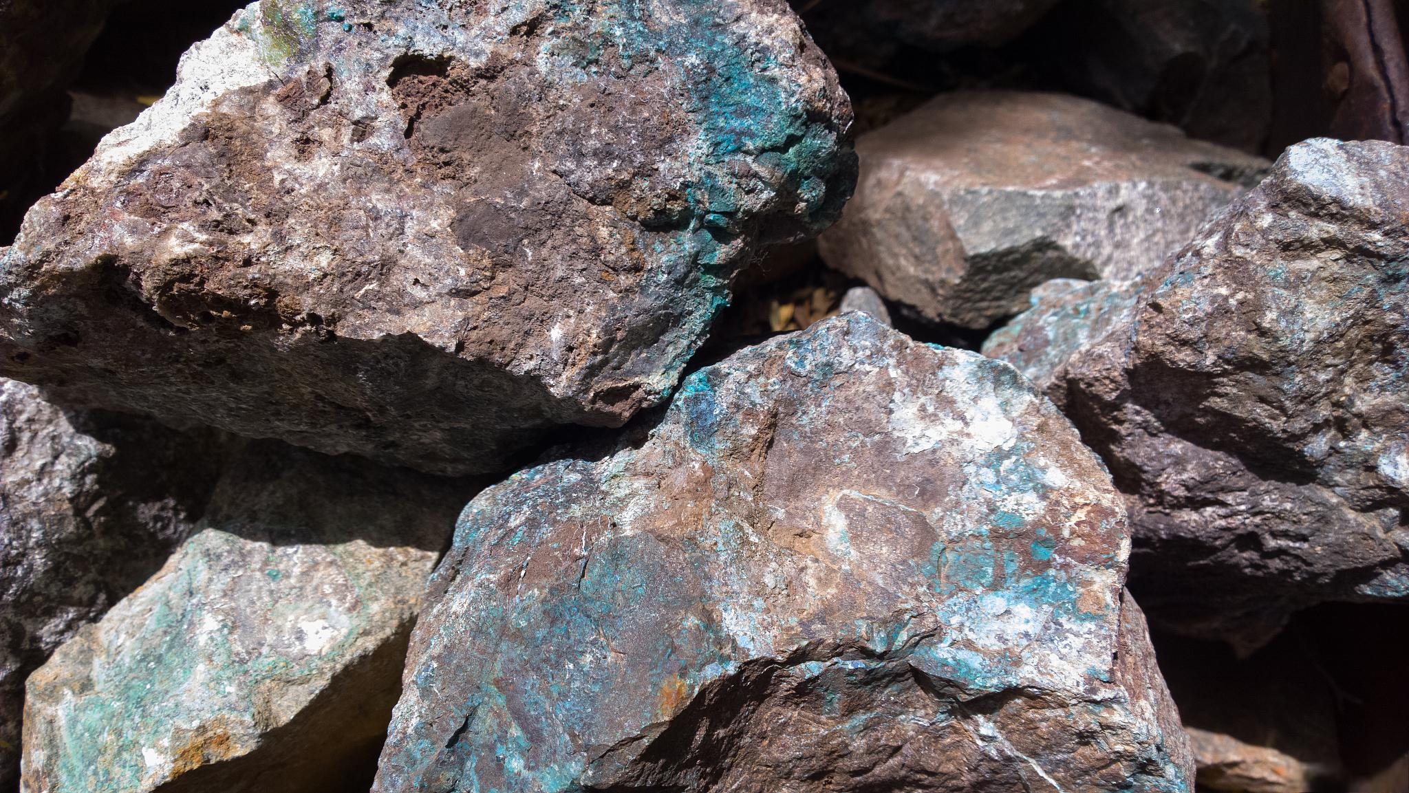 钽铁矿进口流程 钽铁矿是一种稀有金属矿物,主要用于制造电容器,合金